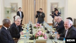 دیدار گروه «متنفذین» با محمد جواد ظریف٬ وزیر خارجه جمهوری اسلامی- ۷ بهمن ۱۳۹۲