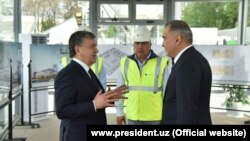 Хоким Джахонгир Артыкходжаев (справа) считается одним из доверенных лиц президента Шавката Мирзияева.