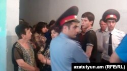 Ոստիկանները թիվ 8/03 ընտրատեղամասում