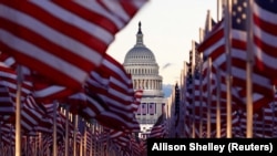 Капітолій у атчэньні сьцягаў ЗША. Вашынгтон. Архіўнае фота