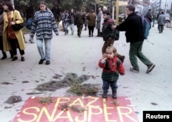 Дете стои в Сараево до надпис на земята: Внимавай, снайперисти