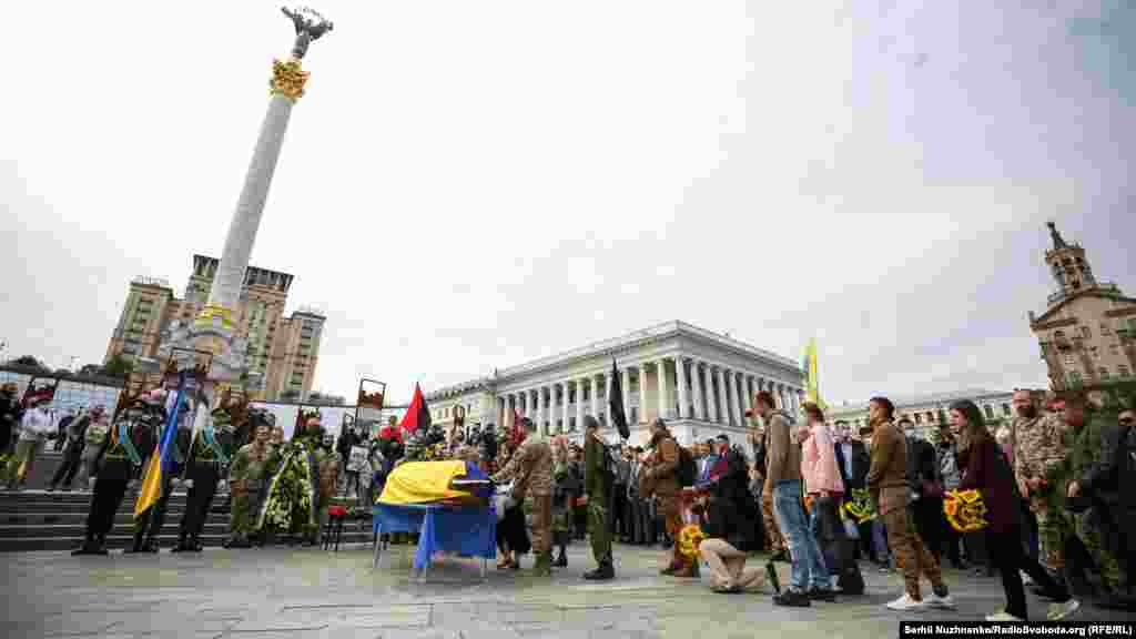 Традиція прощання із загиблими військовими на майдані Незалежності в Києві бере свій початок від лютого 2014 року, коли на Майдані прощалися з Небесною сотнею