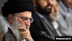 یکی از پاهای چوبین سیاست «فشار در برابر فشار» آقای خامنه‌ای محروم بودن دولت او از کاربرد اهرم‌های مالی، اقتصادی و تجاری برای اعمال فشار نرم علیه آمریکاست.