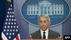 آقای فاوچی بارها خواستار اجرای اصل فاصله‌گیری فیزیکی مردم از یکدیگر در برهه کنونی شده است.