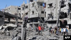 اردوگاه البُریج در مرکز نوار غزه، روز جمعه پس از حمله هوایی اسرائیل