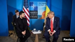 Президент США Дональд Трамп і президент України Володимир Зеленський на зустрічі в рамках саміту НАТО в Гаазі, Нідерланди, 25 червня 2025 року