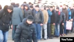 Жаңаөзен қаласына әскери борышын өтеуге аттанған жастар. Маңғыстау облысы, 7 желтоқсан 2013 жыл. Lada.kz сайтының видеосынан алынған скриншот.  