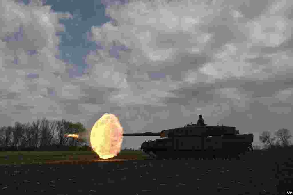 یک خدمه تانک اوکراینی در جریان یک تمرین میدانی در مکانی نامشخص، گلوله‌ای از تانک لئوپارد 2A4 شلیک می‌کند
