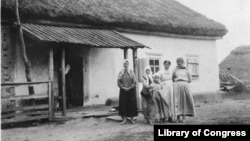 Фото американського «Червоного Хреста» із супровідним текстом було зроблене в Україні в листопаді 1919 року. У тексті хвалять українських селян за витривалість та винахідливість під час Першої світової війни