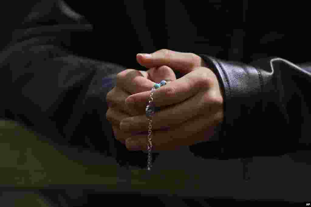 Jedan od vjernika na Trgu Svetog Petra tokom konklave za izbor novog pape u Vatikanu, 8. maja 2025. 