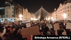 معترضان در تیمیشوآرا علیه کالین جورجسکو، نامزد طرفدار روسیه برای ریاست جمهوری رومانی. سه‌شنبه ششم آذر