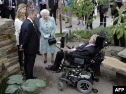 ملکه بریتانیا و هاوکینگ در جریان مراسم گل در چلسی با هم گپ می‌زنند؛ مه ۲۰۱۰.