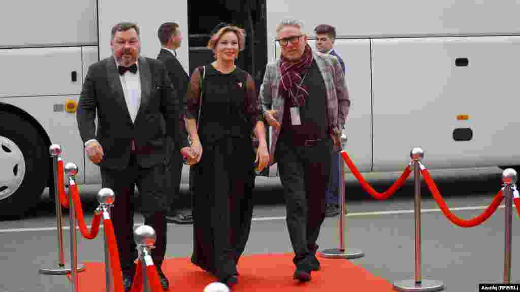 Кызыл келәмнән узучылар, сулдан: Илдар Ягъфаров, Зөлфия Вәлиева, Мансур Гыйләҗев