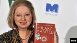 هیلاری منتل با کتاب خود «تالار گرگ‌ها»