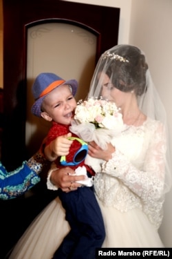 Невесте на руки дали ребенка, как символ плодородия и будущих детей