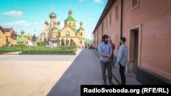 Журналіст Радіо Свобода і бойовик Рафаель Лусваргі (ліворуч) на території Свято-Покровського Голосіївського монастиря УПЦ (Московського патріархату)