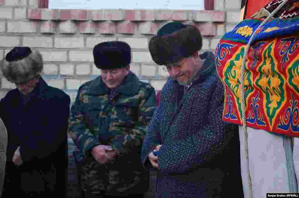 Маркумдун атасы жана жакындары.