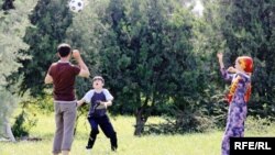 Illýustrasiýa. Türkmen maşgalasy.