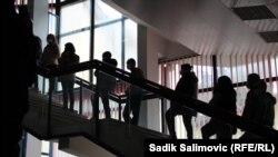 Люди в черзі для голосування на місцевих виборах, Сребрениця, Боснія та Герцеговина, 15 листопада 2020 року