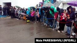 Несмотря на ветер и дождь, журналистов не пустили в здание