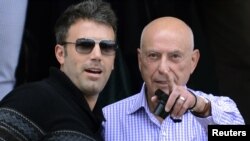 بن افلک (چپ)، کارگردان و بازیگر، در کنار یکی دیگر از بازیگران فیلم آرگو، آلن آرکین