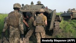 Ukrainian servicemen fighting against Russia-backed separatists in the Donetsk region in June. (file photo)