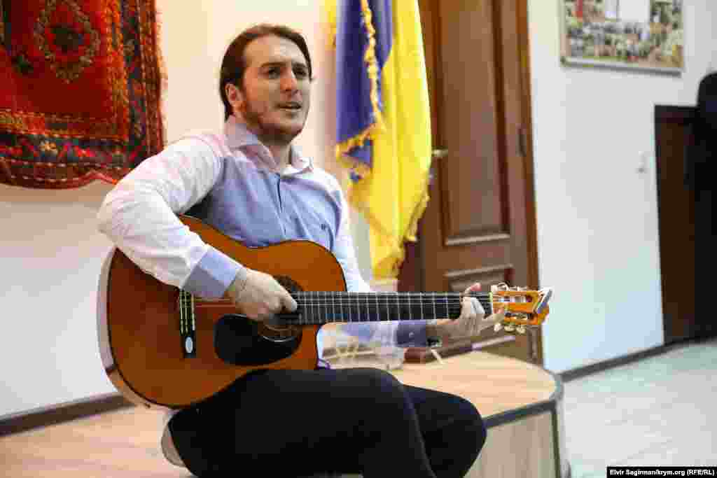 Также гостей порадовали живой музыкой на гитаре и аккордеоне