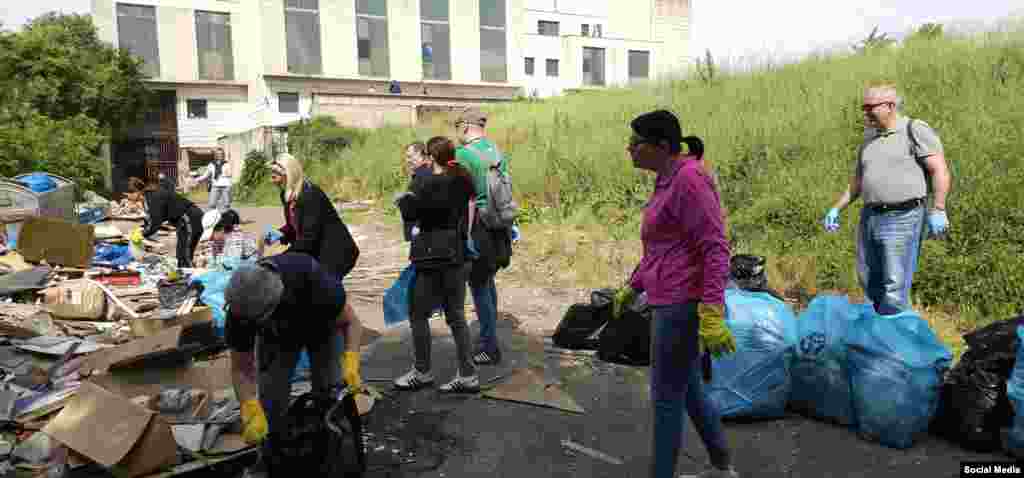 U akciju širom Sjeverne Makedonije uključili su se dobrovoljci iz obrazovnih institucija, lokalnih vlasti, privatnih firmi, udruženja, fabrika, penzioneri, učenici...