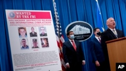 پوستری حاوی تصاویر و اطلاعات مربوط به شش افسر اطلاعاتی روسیه که به دست داشتن در هک گسترده متهم شده‌اند.