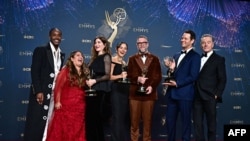 ست روگن (نفر سوم از راست) همراه با تیم بازیگران سریال «استودیو»