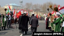 Кыргыз-тажик чек ара бекеттеринин ачылыш аземинде тартылган сүрөт.