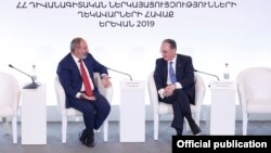 Armenia -- Prime Minister Nikol Pashinian (L) and Foreign Minister Zohrab Mnatsakanian chair a meeting of Armenia's ambassadors abroad, Yerevan, August 27, 2019.