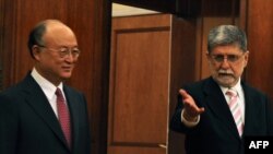 سلسو آموریم (راست) در کنار یوکیا آمانو،‌ مدیرکل آژانس بین‌المللی انرژی اتمی