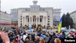 У центрі Херсона люди радіють звільненню міста з-під російської окупації. Херсон, 12 листопада 2022 року