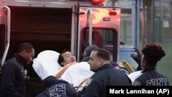 Спасатели оказывают помощь пострадавшему в результате теракта в Нью-Йорке, 31 октября 2017 года.