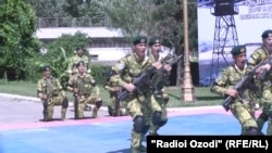 Солдаты погранвойск во время обучения 