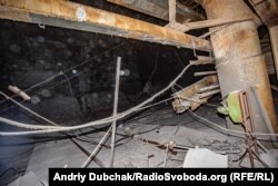 Так виглядає зараз машзала сьомої турбіни. Через підняту пилюку та величезні розміри приміщення, відзняти заховану у темряві турбіну якісно не вийшло