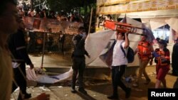 Газета Haaretz із посиланням на поліцію повідомила, що причиною тисняви стала паніка, викликана тим, що люди посковзнулися на сходинках