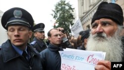 Акція протесту проти розгляду законопроекту «Про мови» біля будівлі Комітетів Верховної Ради, 6 жовтня 2010 року