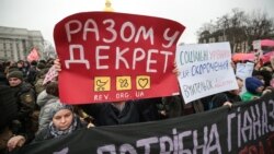 Демонстранти не забули і про права чоловіків на участь в піклуванні про дитину