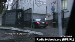 «Мерседес» депутата від «Народного фронту» Дениса Дзензерського заїжджає до МВС