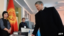 Президент Кыргызстана Алмазбек Атамбаев отдает свой голос на референдуме. Бишкек, 11 декабря 2016 года.