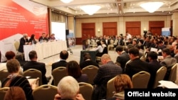 Өнүктүрүү саясат институту уюштурган эл аралык конференциядан бир көрүнүш