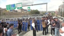 В Турции полиция блокирует офисы оппозиционной партии, в Стамбуле протестующие устанавливают баррикады