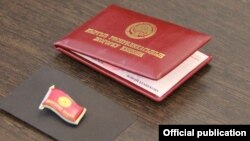 Жогорку Кеңештин депутатынын күбөлүгү жана төш белгиси. 