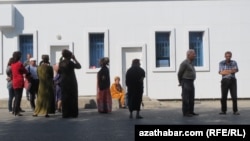 Türkmenistanda çilim nobatyna duran adamlar. Arhiwden alnan surat