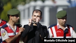 Жандармы сопровождают участника попытки госпереворота в суд города Мугла, 4 октября 2017 (архив)