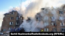 В Дарницком районе Киева продолжаются работы по разбору завалов после ночной атаки 28 августа.