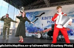 Канцэрт «Песьні перамогі. Галасы пакаленьняў», які ў Полацку правёў расейскі праваенны патрыятычны рух «Газманов-Родники». Фота з сайту Фонду культурных ініцыятываў прэзыдэнта Расеі Ўладзіміра Пуціна