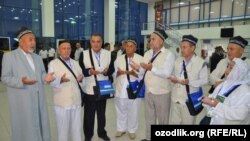 Узбекские паломники вылетают в Саудовскую Аравию.